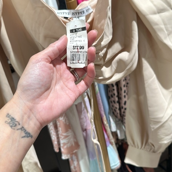 Nwt hyfve hyfve  long sleeve cream lace front top - Picture 4 of 4